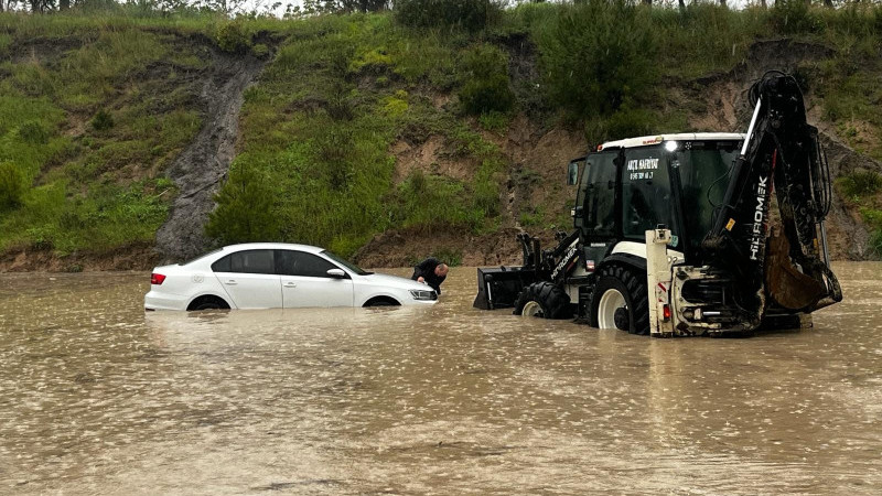Biga'da Aşırı yağıştan Yolda Kalan Araçlar Kurtarılıyor