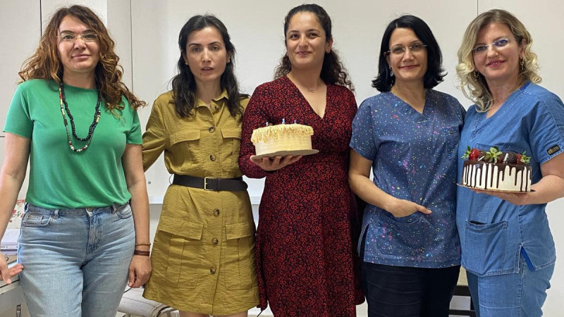 Eceabat Devlet Hastanesi'nde Ebeler Pasta İle Kutlama Yaptı