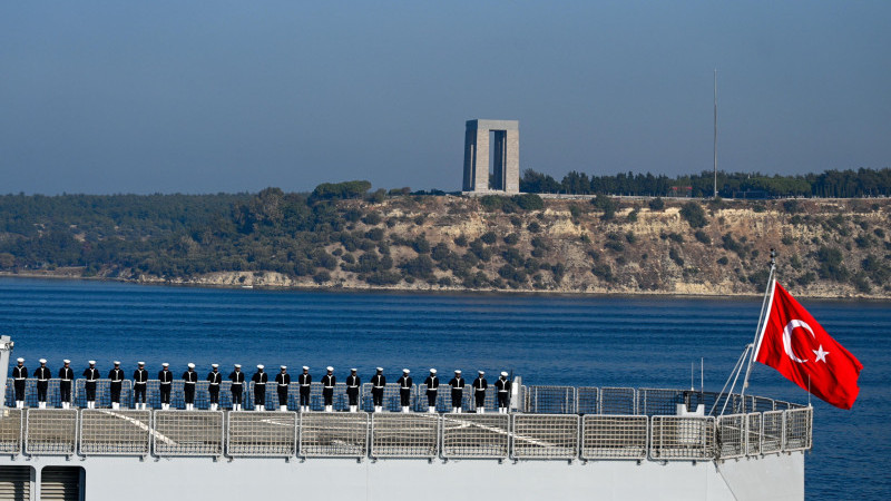  TCG DERYA Çanakkale Şehitliği'ni Selamladı