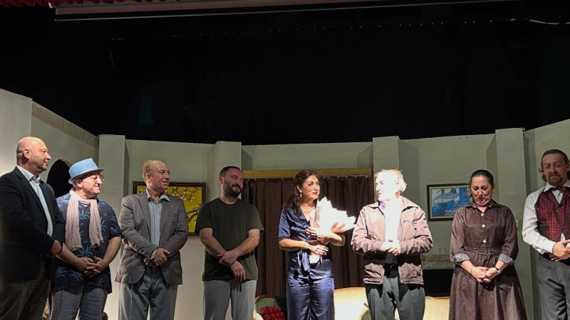 Hangisi Benim” tiyatro oyunu Bozcaada Halk Eğitim Merkezi’nde adalılarla buluştu.