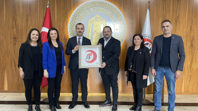 Çanakkale Kızılay Şubesi'nden Eceabat Kaymakamına Ziyaret