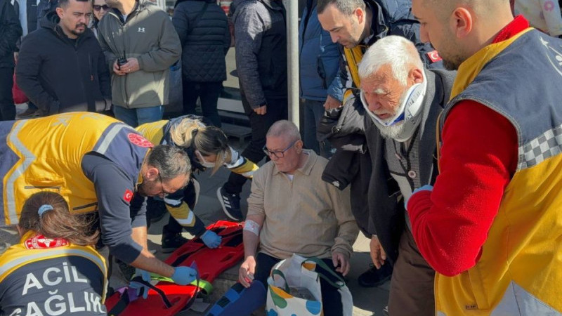 Çanakkale'de özel halk otobüsü yayaya çarptı: 8 yaralı