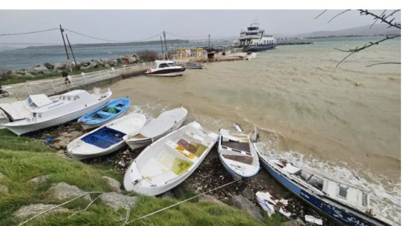 Kilitbahir Köyü'ndeki limanda bazı tekneler parçalandı