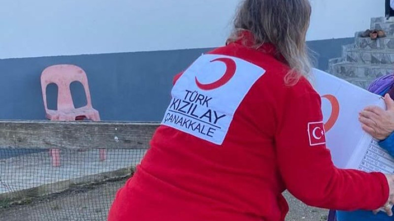 Çanakkale'de Kızılay Kadınları Yardım Kolisi Dağıtıyor