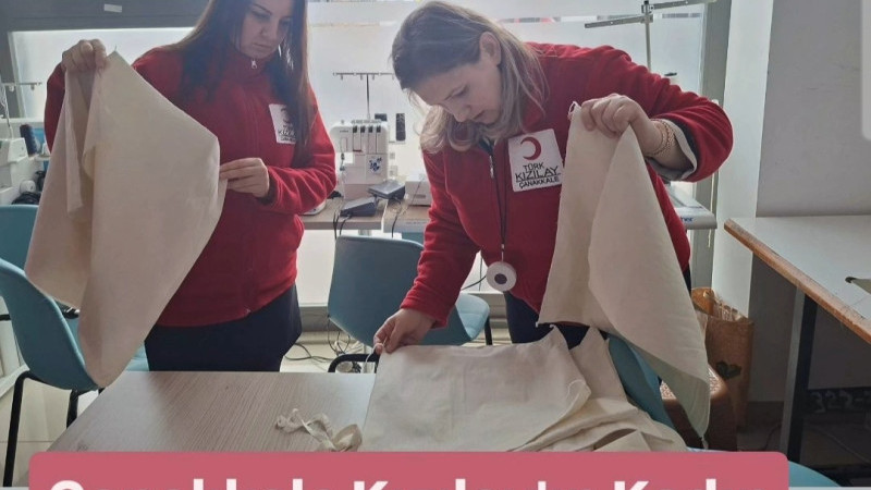 Kızılay Gönüllülerinden Bez Çanta Üretimi