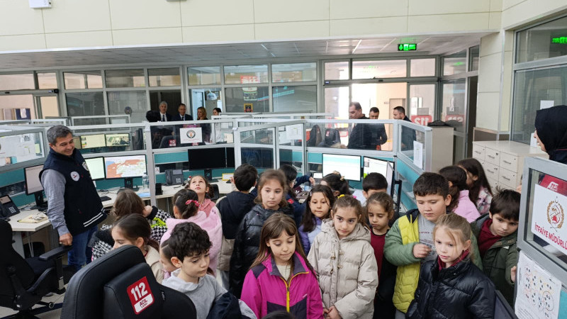 Öğrencilere 112 Çağrı Merkezi Gezdirildi