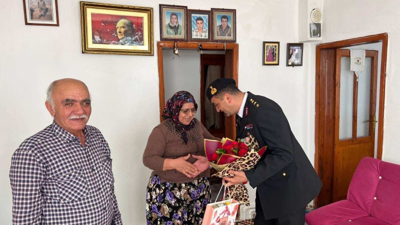 Çanakkale Jandarma Komutanlığı'ndan Şehit-Gazi Annelerine Ziyaret