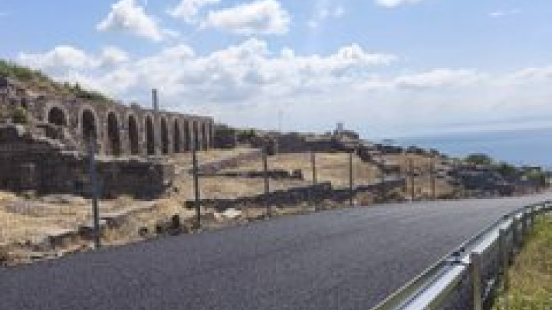  Assos Antik Liman Yolu’nda Asfaltlama Çalışmaları