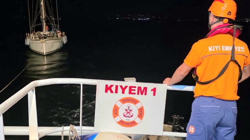 Bozcaada'da Açıklarında Sürüklenen Tekne Kurtarıldı 