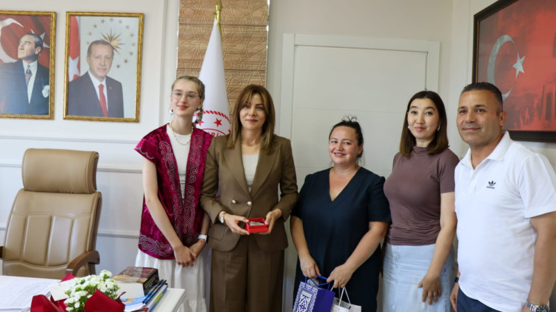 Kazakistanlı Öğrencilerden İl Millî Eğitim Müdürü Mine Hayta’ya Ziyaret