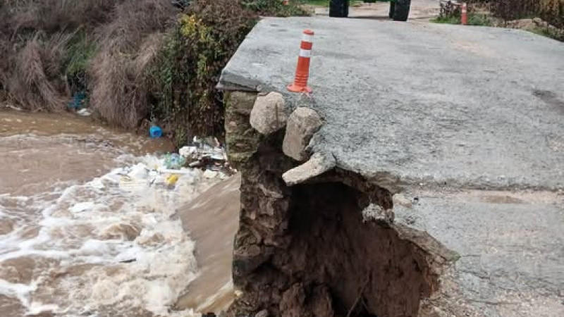 Kalafat Köyü'nde Köprü Çökmesi Yol Trafiğe Kapatıldı