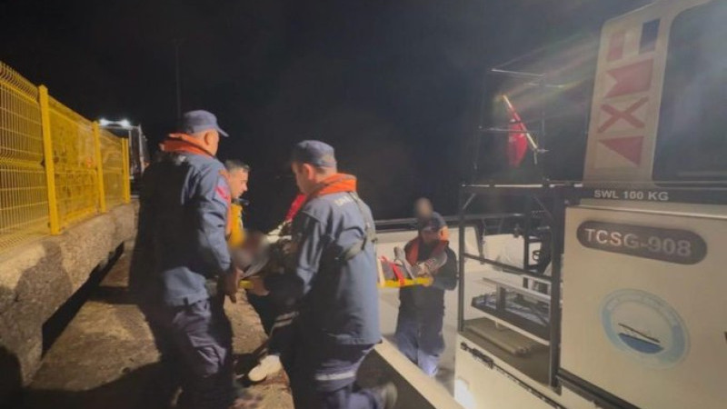 Bozcaada'da trafik kazası geçiren yaralının tıbbi tahliyesi SG ekiplerince gerçekleştiri